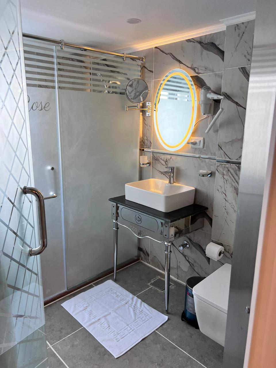 Private bathroom aboard La Rose Dahabiya